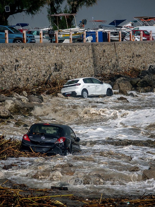 Pulau Rhodes Yunani Diterjang Badai Ekstrem, Mobil-mobil Terseret ke Laut