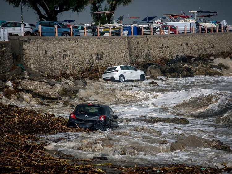 Pulau Rhodes Yunani Diterjang Badai Ekstrem, Mobil-mobil Terseret ke Laut