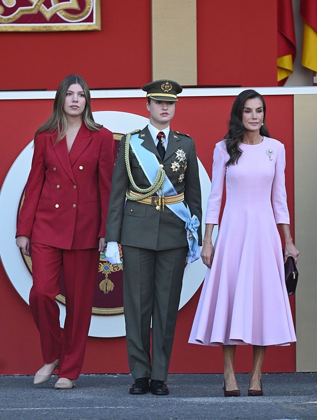 Upacara perayaan Hari Nasional Spanyol ini menandai pertama kalinya Putri Leonor berpartisipasi dalam acara resmi sejak menyelesaikan pelatihan militernya. Foto: Getty Images/Carlos Alvarez