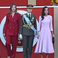 Upacara perayaan Hari Nasional Spanyol ini menandai pertama kalinya Putri Leonor berpartisipasi dalam acara resmi sejak menyelesaikan pelatihan militernya. Foto: Getty Images/Carlos Alvarez