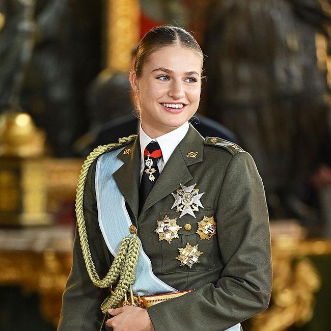 8 Potret Putri Leonor Pakai Seragam Militer, Calon Ratu Spanyol Curi Perhatian