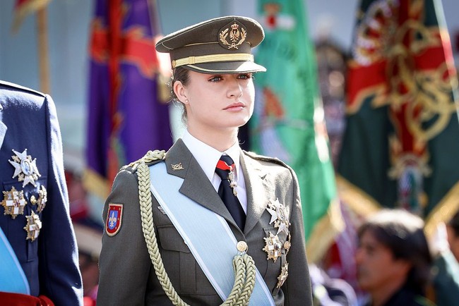 Putri Leonor tampil mengenakan seragam Angkatan Darat Spanyol di Upacara Hari Nasional Spanyol. Seragam yang sama yang ia kenakan pada 2023 ketika pertama kali berpartisipasi sebagai taruna dari Akademi Militer. Foto: WireImage/Paolo Blocco
