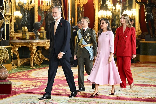 Putri Leonor mendampingi ayahnya Raja Felive VI menghadiri upacara perayaan Hari Nasional Spanyol yang jatuh setiap 12 Oktober. Dia juga didampingi ibunya Ratu Letizia dan adiknya, Putri Sofia. Foto: Getty Images/Carlos Alvarez