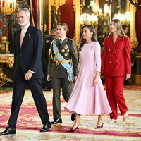Putri Leonor mendampingi ayahnya Raja Felive VI menghadiri upacara perayaan Hari Nasional Spanyol yang jatuh setiap 12 Oktober. Dia juga didampingi ibunya Ratu Letizia dan adiknya, Putri Sofia. Foto: Getty Images/Carlos Alvarez