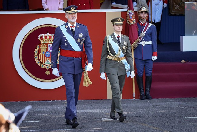 Seperti dikutip dari Hello, selendang biru muda Knight Grand Cross of the Order of Charles III (penghargaan sipil tertinggi di Spanyol) tersampir di dada sang calon ratu. Sementara tanda kehormatan Grand Crosses of Military Merit, Naval Merit, Aeronautical Merit, serta pin Order of the Golden Fleece tersemat pada seragamnya.  Foto: WireImage/Paolo Blocco