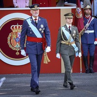 Seperti dikutip dari Hello, selendang biru muda Knight Grand Cross of the Order of Charles III (penghargaan sipil tertinggi di Spanyol) tersampir di dada sang calon ratu. Sementara tanda kehormatan Grand Crosses of Military Merit, Naval Merit, Aeronautical Merit, serta pin Order of the Golden Fleece tersemat pada seragamnya.  Foto: WireImage/Paolo Blocco