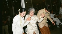 Sambil menggandeng erat sang ibu di tengah-tengah mereka, Dikta dan Rachel Cia melangkah mantap memasuki area acara. Langganan seumur hidup, tulis Rachel dilihat di Instagram, Kamis (15/10/2026). (Foto: dok Instagram rchelcia)