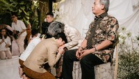 Di balik keceriaan yang ada, prosesi sungkeman tetap berlangsung khidmat dan penuh emosi haru. Dikta dan Rachel Cia berlutut memohon doa restu kepada orang tua tercinta dalam balutan suasana kekeluargaan yang begitu hangat. (Foto: dok Instagram rchelcia)