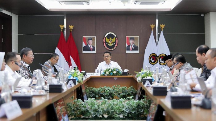 Rapat tingkat menteri Menko PMK Sugiono bersama Menteri Pendidikan Dasar dan Menengah Abdul Muti, Menteri Pendidikan Tinggi, Sains, dan Teknologi Brian Yuliarto, serta Menteri Agama Nasaruddin Umar di Kantor Kemenko PMK, Jakarta, pada Rabu (14/10/2026).