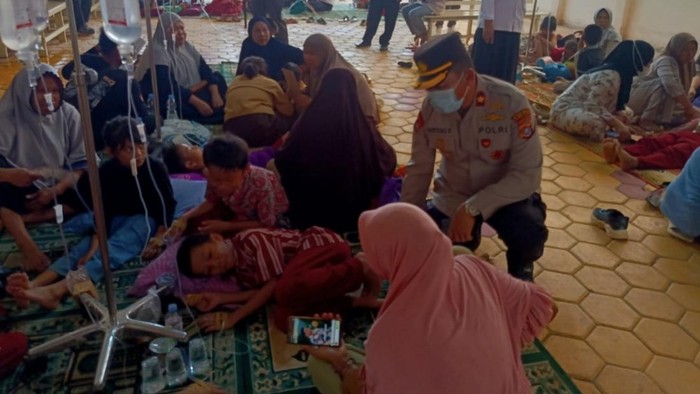 Ratusan siswa SD dan SMA di Konsel diduga keracunan usai menyantap MBG.