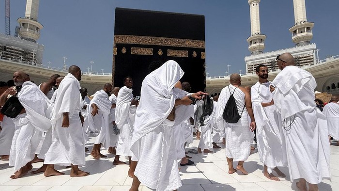 Ribuan Jemaah Umrah Padati Masjidil Haram di Kota Suci Mekkah Muslims gather around the Kaaba as they perform Umrah at the Grand Mosque in the holy city of Mecca, Saudi Arabia, October 13, 2026. Picture taken with a mobile phone. REUTERS REFILE - CORRECTING TYPO IN