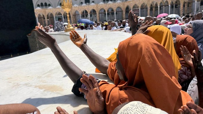 Ribuan Jemaah Umrah Padati Masjidil Haram di Kota Suci Mekkah Muslims gather around the Kaaba as they perform Umrah at the Grand Mosque in the holy city of Mecca, Saudi Arabia, October 13, 2026. Picture taken with a mobile phone. REUTERS REFILE - CORRECTING TYPO IN