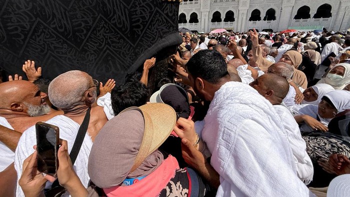 Muslims gather around the Kaaba as they perform Umrah at the Grand Mosque in the holy city of Mecca, Saudi Arabia, October 13, 2026. Picture taken with a mobile phone. REUTERS     REFILE - CORRECTING TYPO IN KAABA.