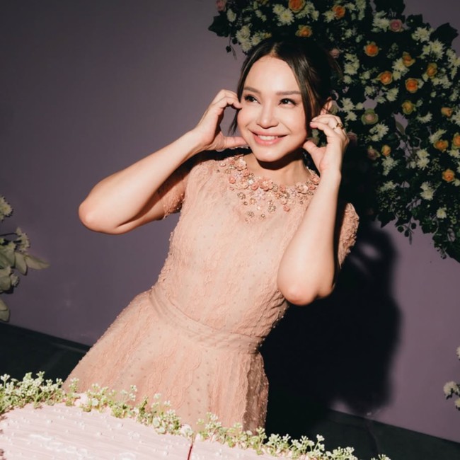 8 Potret Rossa Rayakan Ultah ke-48, Tampil Awet Muda Pakai Dress Warna Nude