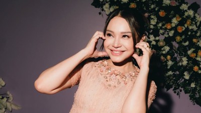 8 Potret Rossa Rayakan Ultah ke-48, Tampil Awet Muda Pakai Dress Warna Nude