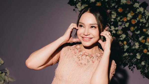 8 Potret Rossa Rayakan Ultah ke-48, Tampil Awet Muda Pakai Dress Warna Nude