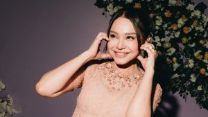 8 Potret Rossa Rayakan Ultah ke-48, Tampil Awet Muda Pakai Dress Warna Nude