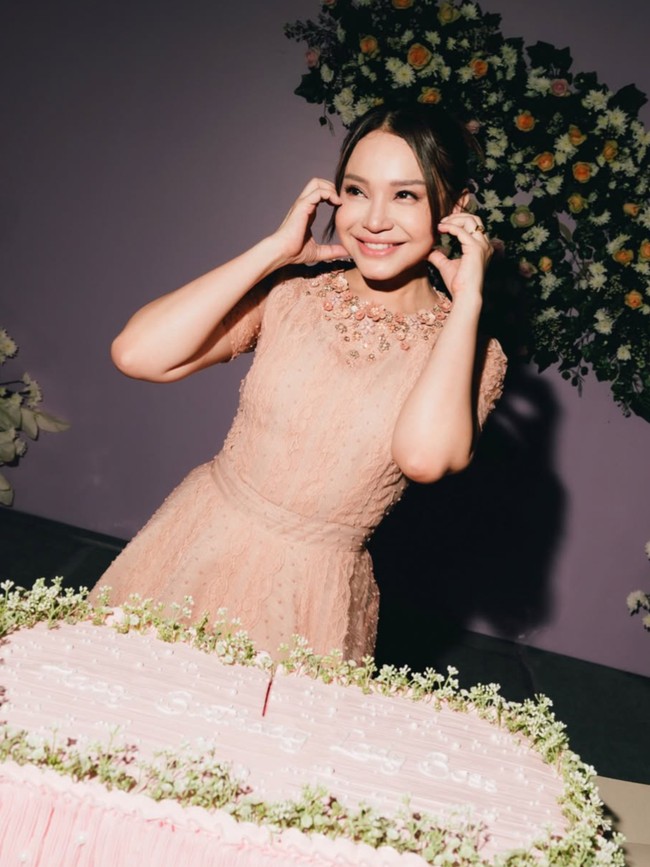 8 Potret Rossa Rayakan Ultah ke-48, Tampil Awet Muda Pakai Dress Warna Nude