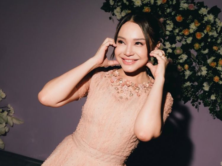 8 Potret Rossa Rayakan Ultah ke-48, Tampil Awet Muda Pakai Dress Warna Nude