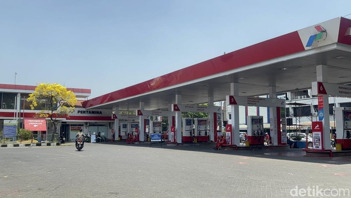 Salah satu SPBU di Surabaya yang mengumumkan BBM sedang dalam pengisian, terutama untuk jenis Pertalite.