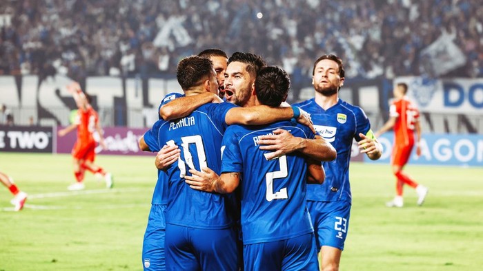 Sandy Walsh memeluk rekan-rekannya saat merayakan gol kemenangan Persib.