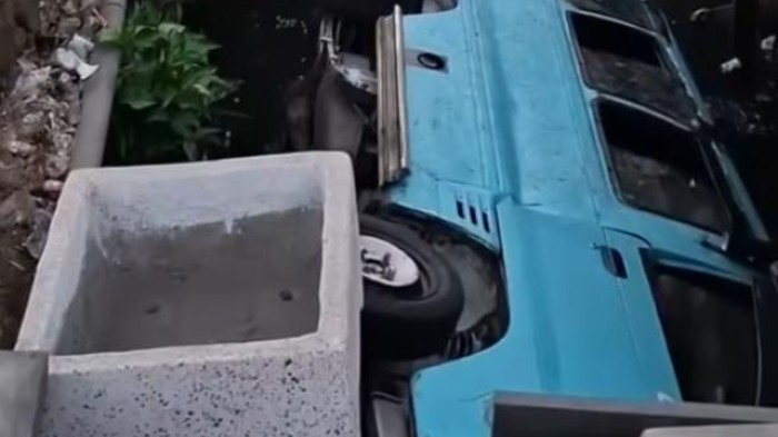 Sebuah angkot Suzuki Carry terjun ke drainase di Makassar, mengakibatkan sopir mengalami luka lecet.