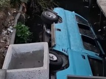 Angkot Terjun ke Drainase Jalan Urip Makassar, Sopir Luka