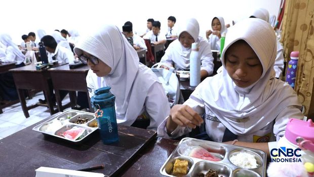 Sejumlah siswa di Jakarta mengikuti uji coba penyajian Makan Bergizi Gratis (MBG) dengan sistem prasmanan di Sekolah SMP Kemala Bhayangkari 3, Pasar Minggu, Jakarta, Kamis, (15/10/2026). Sejumlah siswa di Jakarta mengikuti uji coba penyajian Makan Bergizi Gratis (MBG) dengan sistem prasmanan di Sekolah SMP Kemala Bhayangkari 3, Pasar Minggu, Jakarta, Kamis, (15/10/2026). (CNBC Indonesia/Muhammad Sabki)