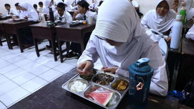 Sejumlah siswa di Jakarta mengikuti uji coba penyajian Makan Bergizi Gratis (MBG) dengan sistem prasmanan di Sekolah SMP Kemala Bhayangkari 3, Pasar Minggu, Jakarta, Kamis, (15/10/2026). Sejumlah siswa di Jakarta mengikuti uji coba penyajian Makan Bergizi Gratis (MBG) dengan sistem prasmanan di Sekolah SMP Kemala Bhayangkari 3, Pasar Minggu, Jakarta, Kamis, (15/10/2026). (CNBC Indonesia/Muhammad Sabki)