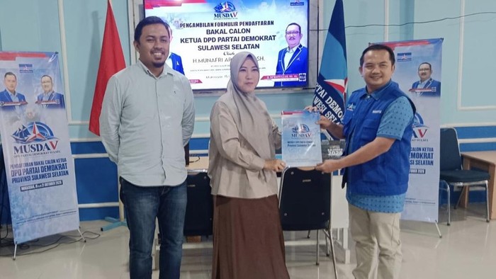 Sekretaris DPC Demokrat Makassar Fatmawati Wahyudin mewakili Wali Kota Makassar Munafri Appi Arifuddin mengambil formulir pendaftaran di Kantor Demokrat Sulsel, Jalan Mirah Seruni, Kamis (15/10/2026).
