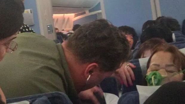 Seorang dokter membantu penumpang dalam penerbangan Uzbekistan Airways rute Taskent-Seoul