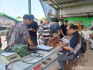 Dinkopumdag Sisir Timbangan Pedagang di Pasar Siwalankerto Surabaya