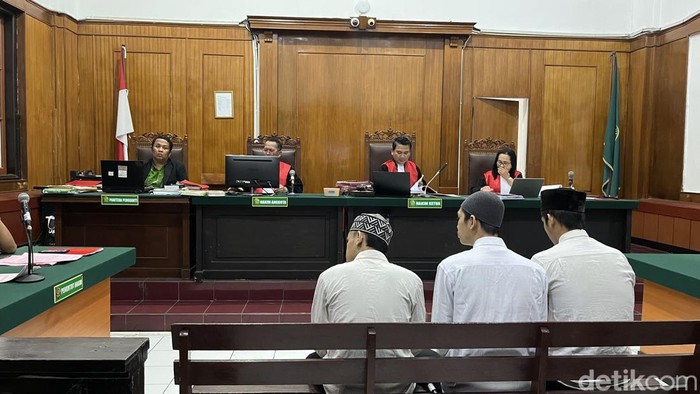 Sidang tiga terdakwa pencuri outdoor AC di Kenjeran Park, Surabaya di PN Surabaya.