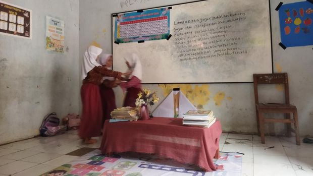 Siswa SD di Pandeglang Belajar di Mushola dan Perpustakan Karena Kelas Terbatas Siswa SD di Pandeglang Belajar di Mushola dan Perpustakan Karena Kelas Terbatas
