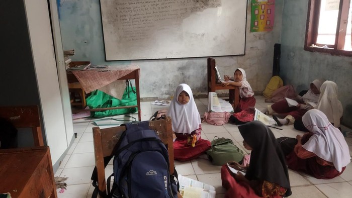 Siswa SD di Pandeglang Belajar di Mushola dan Perpustakan Karena Kelas Terbatas
