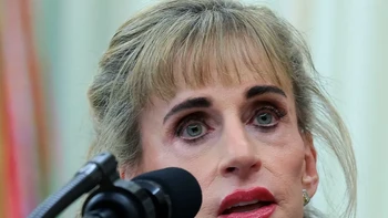Juli 2026. Susan kembali ke Gedung Putih pada Juli 2026 untuk menandai hari pertama perdagangan untuk Akun Trump. Foto: via Just Jared