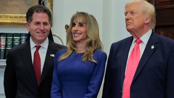 Desember 2025. Susan dan Michael hadir di Gedung Putih bersama Trump, di mana mereka mengumumkan bahwa mereka menyumbangkan $6,25 miliar dari uang mereka sendiri untuk program Rekening Trump. Foto: melalui Just Jared