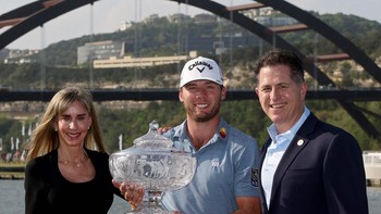 2023. Susan dan Michael tercipta dengan pegolf Sam Burns setelah ia memenangkan kejuaraan Golf Dunia-Dell Technologies Match Play pada Maret 2023 di Austin, Texas.Foto: via Just Jared