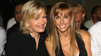 2005. Susan duduk di barisan depan bersama teman sahabatnya, Diane Sawyer, di sebuah peragaan busana pada tahun 2005 di New York City. Foto: melalui Just Jared