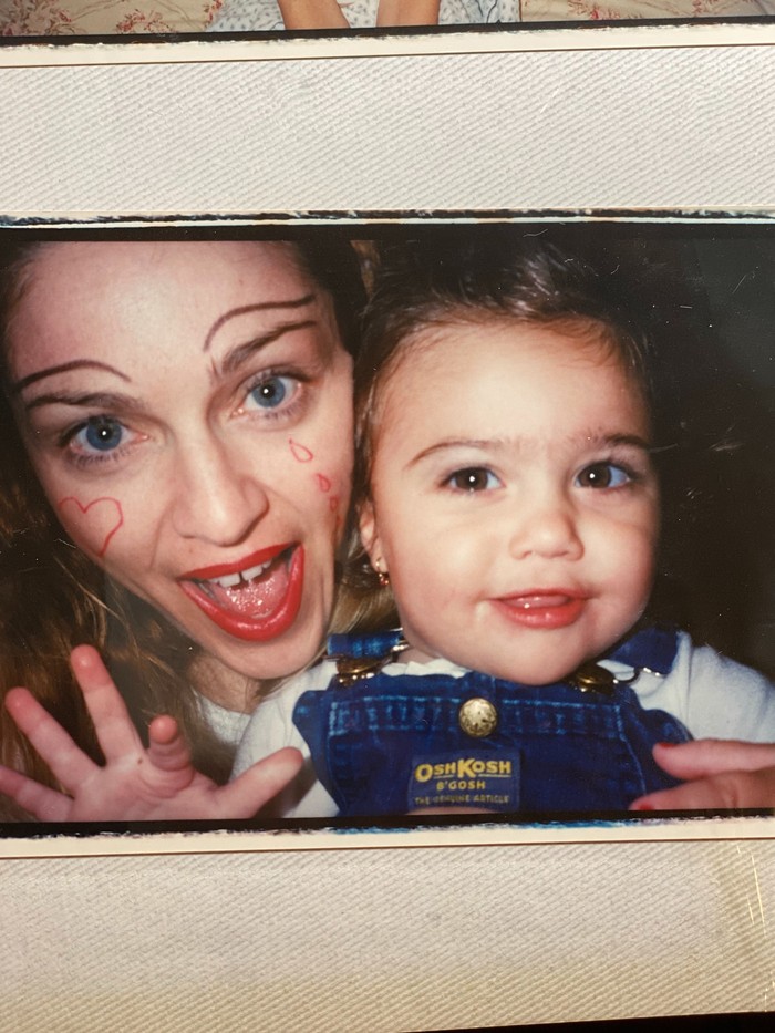 Sweet Memories! Madonna Posting Foto Masa Kecil Putri Pertama
