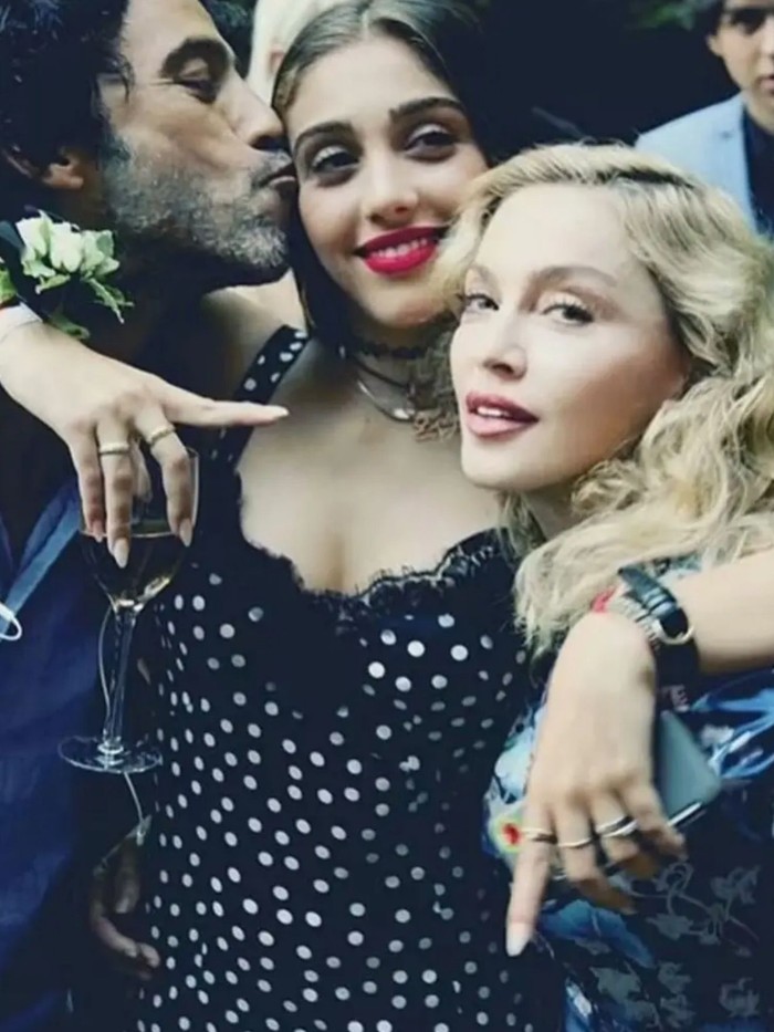 Sweet Memories! Madonna Posting Foto Masa Kecil Putri Pertama
