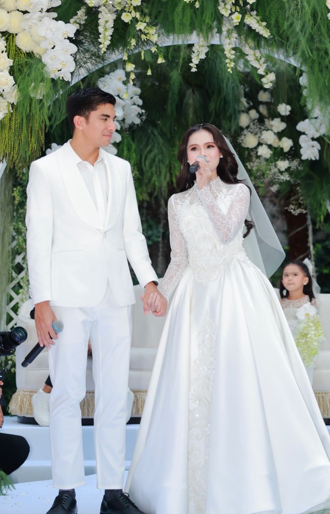 Pada hari pernikahann yang disiarkan secara langsung di Astro TV itu, Syed Saddiq memberikan mas kawin senilai RM500 serta hantaran istimewa berupa tabungan KWSP senilai RM100.000 (sekitar Rp350 jutaa) dan paket umrah. Foto: Dok. Instagram Bella Astillah