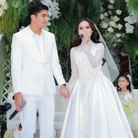 Pada hari pernikahann yang disiarkan secara langsung di Astro TV itu, Syed Saddiq memberikan mas kawin senilai RM500 serta hantaran istimewa berupa tabungan KWSP senilai RM100.000 (sekitar Rp350 jutaa) dan paket umrah. Foto: Dok. Instagram Bella Astillah