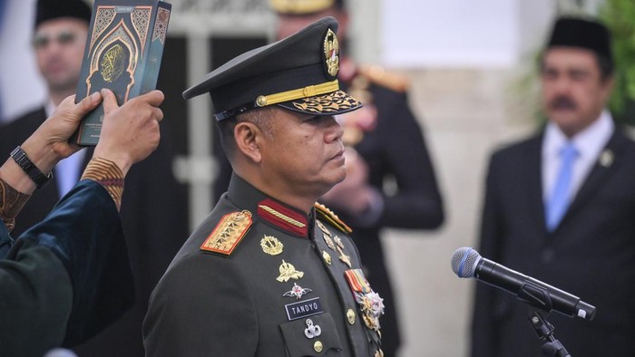 Jenderal TNI Tandyo Budi Revita mengucapkan sumpah saat dilantik oleh Presiden Prabowo Subianto di Istana Negara, Jakarta, Kamis (15/10/2026). Presiden Prabowo Subianto melantik Jenderal TNI Tandyo Budi Revita menjadi Kepala Staf TNI Angkatan Darat (KSAD). ANTARA FOTO/Hafidz Mubarak A/nym.