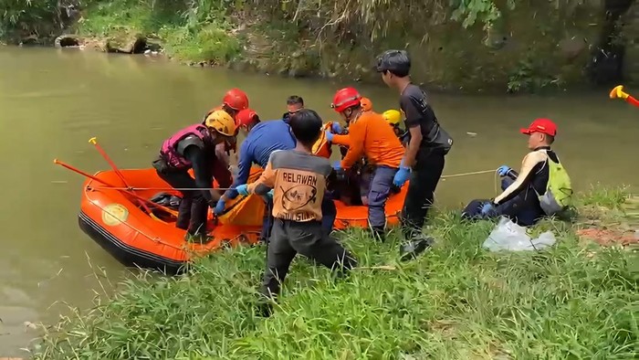 Terduga pelaku pencurian ponsel ditemukan ke Sungai Leuwi Orok, perbatasan Kecamatan Parungkuda dan Ciambar, Kabupaten Sukabumi.