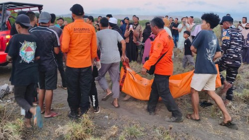 Tim SAR evakuasi wisatawan tewas terseret di Pantai Batu Pampang, Desa Emang Lestari, Kecamatan Lunyuk, Kabupaten Sumbawa, NTB, Kamis (15/10/2026). (Dok. SAR Mataram).