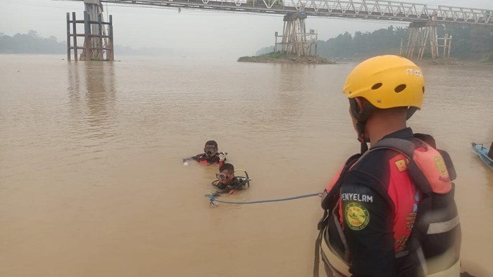 Tim SAR melakukan penyeleman untuk mencari bocah tenggelam di Sungai Batanghari, Jambi