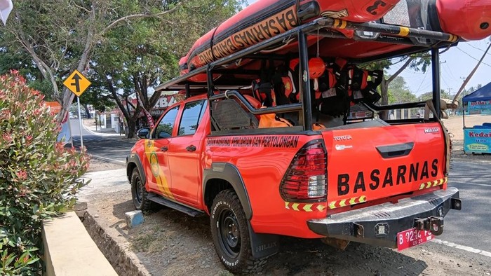 Tim SAR turunkan perahu karet untuk pencarian nelayan hilang di laut selatan Cianjur