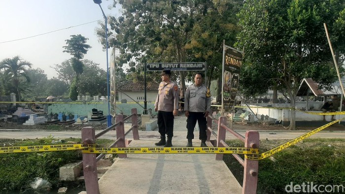 TKP penemuan mayat tepatnya di depan pintu masuk TPU Buyut Rendani, tampak dipasangi garis polisi.