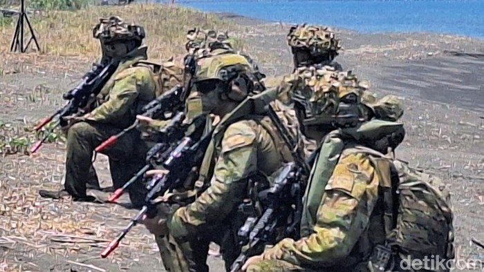 TNI dan Angkatan Pertahanan Australia mendarat di Pantai Banongan Situbondo TNI dan Angkatan Pertahanan Australia mendarat di Pantai Banongan Situbondo